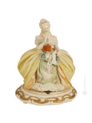 DAME MIT TAUBE 1018 Capodimonte Porzellan Figur Barock handgemacht hochwertig stilvoll