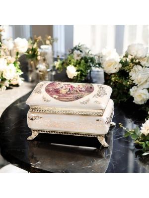 Box, elegante Schmuckschatulle aus edler Keramik, mit raffinierten Golddetails.