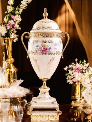 Poutiche, feines Keramikei, Deckel zum Öffnen und florale und goldene Verzierungen, handgefertigt.