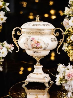 Feine Keramik-Poutiche mit zu öffnendem Deckel und floralen und goldenen Verzierungen, handgefertigt.