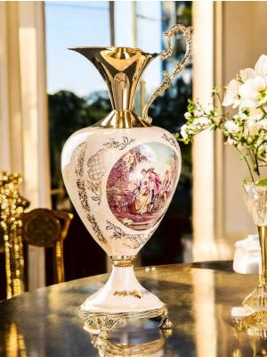 Edler Keramikkrug, verziert mit Damen, Rittern und goldenen Details, handgefertigt.