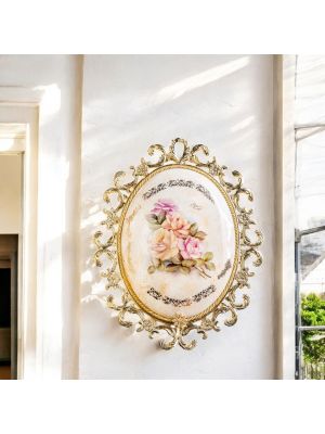 Medaillon aus edler Keramik mit elegantem Blumenschmuck und goldenen Details, handgefertigt.