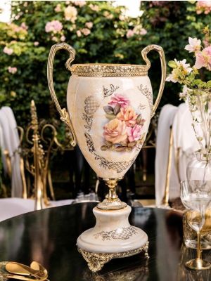 Feine Keramikvase, verziert mit Blumen und goldenen Details, handgefertigt.