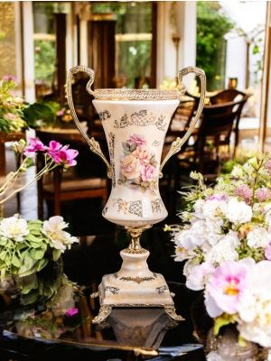Vase aus feiner Keramik, verziert mit Blumen und goldenen Details, handgefertigt.