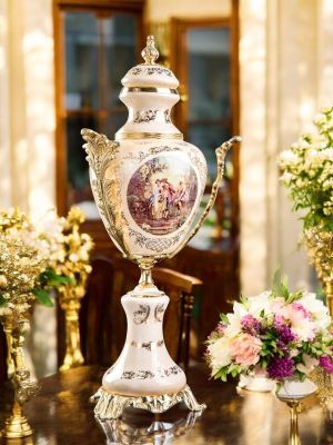 Feine Keramik-Poutiche mit festem Deckel und floralen und goldenen Verzierungen, handgefertigt.