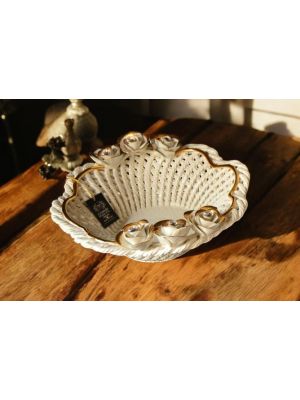 Tafelaufsatz, Keramikkorb, mit Rosen und goldenen Verzierungen, handgefertigt.