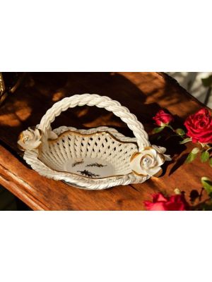 Hochwertiger Tafelaufsatz aus Keramik, mit Rosen und Golddetails, handgefertigt.