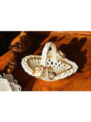 Feiner Keramik-Mittelpunkt, mit Rosen und goldenen Details, handgefertigt.