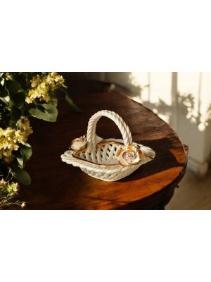 Tafelaufsatz aus edler Keramik, mit Rosen und goldenen Details, handgefertigt.