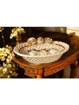 Handgefertigter Keramik-Mittelpunkt mit Rosen und goldenen Details.