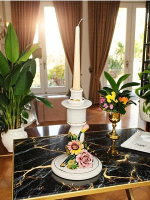 Künstlerischer Kerzenständer aus Keramik, verziert mit Blumen und goldenen Details, handgefertigt.