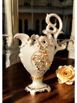 Künstlerische Keramikamphore, mit Rosen, Swarovski-Kristallen und goldenen Details, handgefertigt.