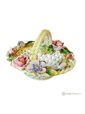 Tafelaufsatz, raffinierter Keramikkorb, verziert mit Blumen und goldenen Details, handgefertigt.