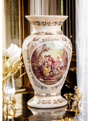Vase aus edler Keramik, verziert mit Barockmotiven und goldenen Details, handgefertigt.