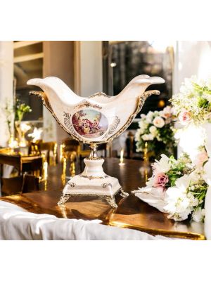 Edler Tortenständer aus Keramik, verziert mit barocken Motiven und goldenen Details, handgefertigt.