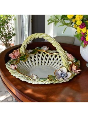 Keramik-Mittelstück, verziert mit Blumen und goldenen Details, vollständig von Hand gefertigt.