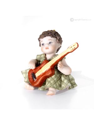 DINA – Porzellanpuppen, Musik mit Gitarre, Kunst bis ins Detail.