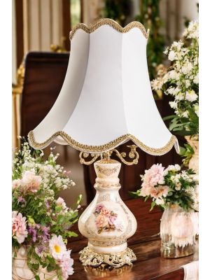 Lampe aus edler Keramik mit eleganten Blumen- und Goldverzierungen, handgefertigt.