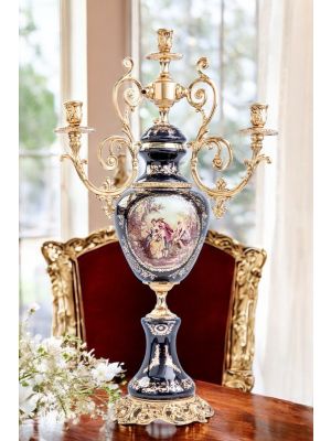 4-flammiger Kerzenleuchter mit Dame und Ritter aus hochwertiger Keramik, mit Goldverzierungen, handgefertigt.