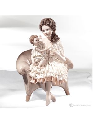 GLÜCKLICHE MOMENTE Mutterpuppe aus Capodimonte-Porzellan mit Baby, romantischer Charme.