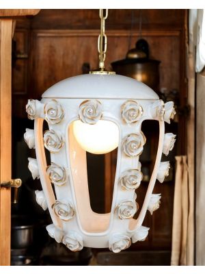 Pendelleuchte aus Keramik, verziert mit Rosen, Swarovski-Kristallen und goldenen Details.