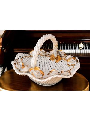 Repräsentatives Tafelaufsatz aus Keramik, mit Rosen und goldenen Details, handgefertigt.