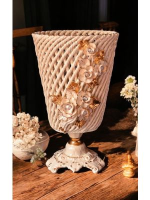 Edle Keramikvase, verziert mit Rosen, Swarovski-Kristallen und goldenen Details, handgefertigt.