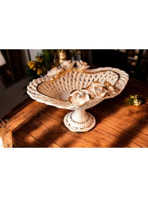 Äußerst prestigeträchtiger Keramikständer, verziert mit Rosen, Kristallen und Goldverzierungen.