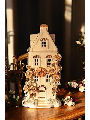 Kerzenhalter aus edler Keramik, verziert mit Rosen, Kristallen und goldenen Details, handgefertigt.