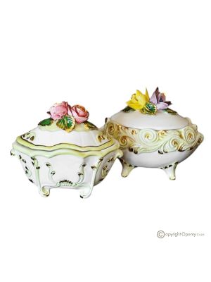 Set aus 2 dekorativen Boxen aus edler Keramik, verziert mit Blumen und goldenen Details.