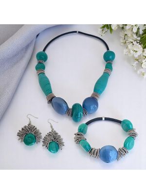 Edles Set mit echten Muranoglasperlen: Halskette, Armband und Ohrringe.