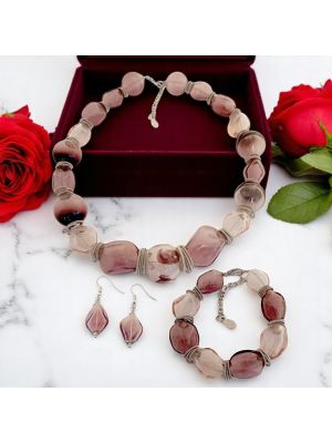 Halskette, Armband und passende Ohrringe in einem einzigartigen Set mit echten Muranoperlen.