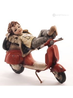 TOTO - Arte Capodimonte, Figur auf einer Vespa, zeitlose Qualität.