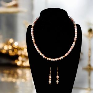 SWEET DREAM – Halskette und Ohrringe mit Muschelkernperlen und goldenem Hämatit, handgefertigt.