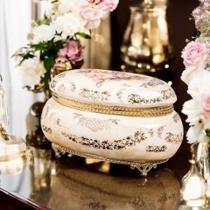 Box, elegante Schmuckschatulle aus luxuriöser Keramik, mit raffinierten Golddetails.