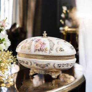 Box, elegante Schmuckschatulle aus edler Keramik, mit raffinierten Golddetails.