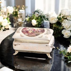 Box, elegante Schmuckschatulle aus edler Keramik, mit raffinierten Golddetails.