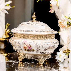 Box, elegante Schmuckschatulle aus edler Keramik, mit edlen goldenen Details.