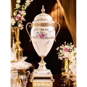 Poutiche, feines Keramikei, Deckel zum Öffnen und florale und goldene Verzierungen, handgefertigt.