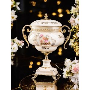 Feine Keramik-Poutiche mit zu öffnendem Deckel und floralen und goldenen Verzierungen, handgefertigt.