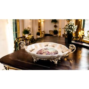 Tablett aus edler Keramik, verziert mit Barockmotiven und goldenen Details, handgefertigt.