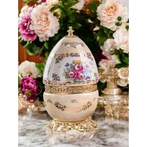Eiförmiges Poutiche, feine Schmuckschatulle aus Keramik, zu öffnender Deckel und goldene Details.