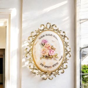 Medaillon aus edler Keramik mit elegantem Blumenschmuck und goldenen Details, handgefertigt.