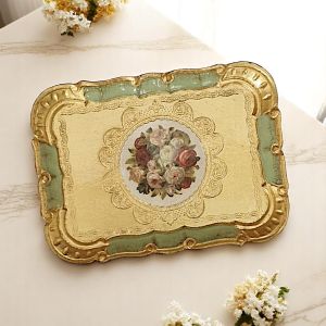 Holztablett, verziert mit 24-Karat-Blattgolddetails, einer alten florentinischen Kunsttradition.