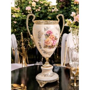 Feine Keramikvase, verziert mit Blumen und goldenen Details, handgefertigt.