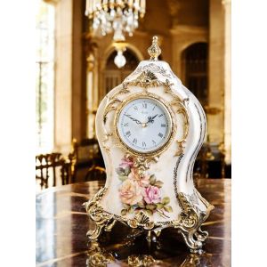 Tischuhr aus edler Keramik, mit eleganten floralen und goldenen Details, handgefertigt.