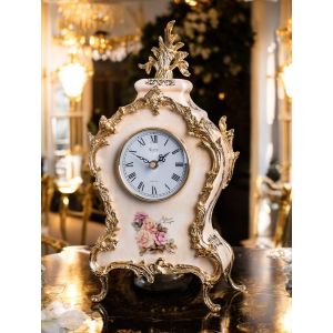 Elegante Tischuhr aus Keramik mit goldenen Details, handgefertigt mit handwerklicher Technik.