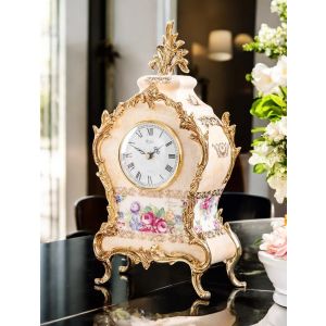 Hochwertige Tischuhr aus Keramik, verziert mit eleganten goldenen Details, handgefertigt.