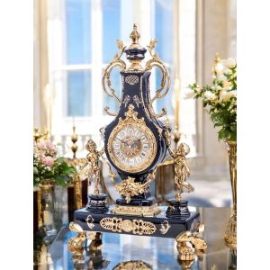 Imperiale Uhr aus edler Keramik, mit Engeln und goldenen Details, handgefertigt.