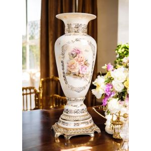 Hochwertige Keramikvase, verziert mit Blumen und goldenen Details, handgefertigt.